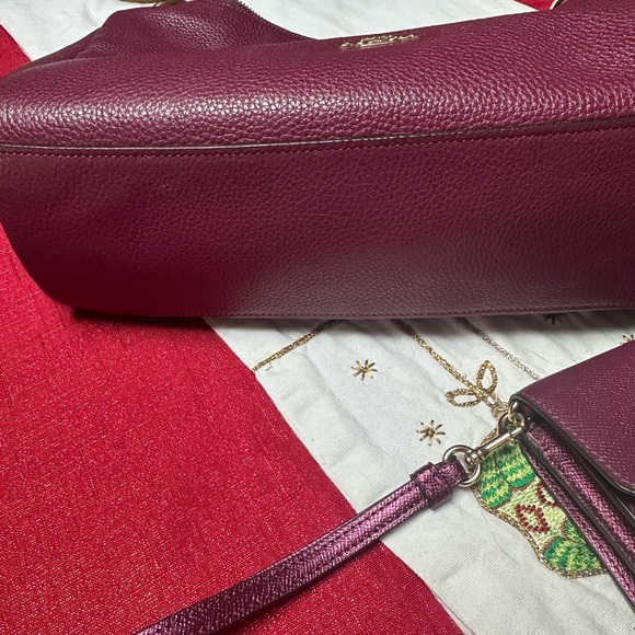 Coach Red Shoulder Bag with Smooth Leather and Slouchy Hobo Style - Picture 3 of 3